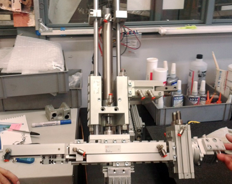 Unità di guida GDHK + Slitta di precisione S14k+ Attuatore rotante R3K+ Pinza P4K + Pinze P7k