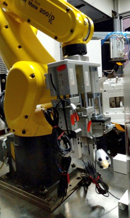Fanuc robot + Cilindro compatto guidato CMPGK + Pinze P2K + Unità rotante R3K